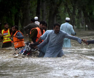 Pakistan'da şiddetli yağışlar nedeniyle ölenlerin sayısı 98'e yükseldi