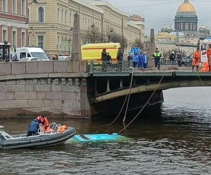 Rusya'da otobüs nehre düştü : 5 ölü