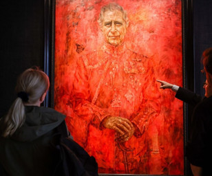 Kral Charles'in ilk resmi portresi Londra'da sergileniyor
