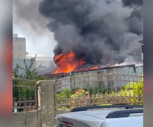 Sultangazi'de depo yangınına müdahale sürüyor
