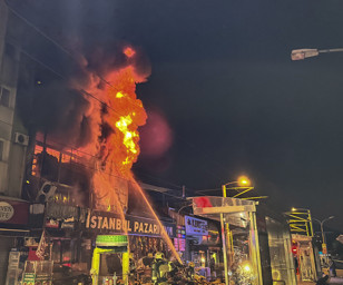 Bursa'da alışveriş merkezinde yangın:  2 otel boşaltıldı