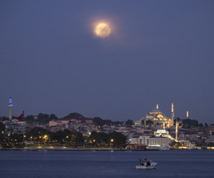 Dünya Süper Ay'ı hayranlıkla izledi