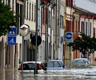 İtalya'da yoğun yağışlar ve sel baskınları sebebiyle iki bölgede olağanüstü hal ilan edildi