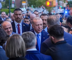 Cumhurbaşkanı Erdoğan'a Türkevi önünde sevgi gösterisi