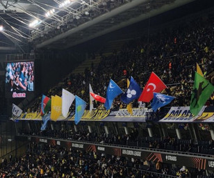 Fenerbahçe tribünleri, tarihteki 16 büyük Türk devletinin bayraklarını açtı