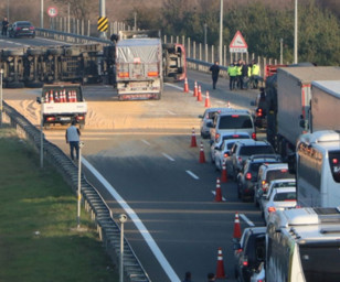 Anadolu Otoyolu Bolu kesiminde TIR devrildi, trafik aksadı