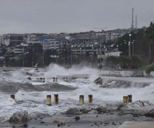 Balıkçı ağları birbirine dolandı, İstanbul boğazı gemi trafiğine kapandı