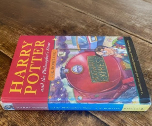 Harry Potter serisinin nadir bulunan ilk baskı kitabı 36 bin sterline satıldı