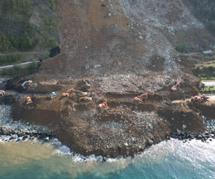 Artvin'in Arhavi ilçesinde heyelan: Karadeniz Sahil Yolu, çift yönlü ulaşıma kapandı