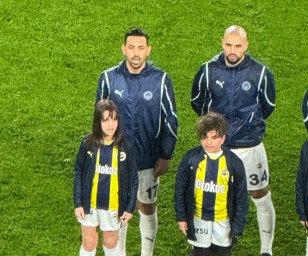 Fenerbahçe'nin eski başkanı Aziz Yıldırım'ın kızı Yaz, maç öncesi seremonisinde yer aldı