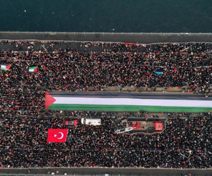 Galata Köprüsü'nde tarihi Gazze mitingi... Binlerce kişi bir araya geldi