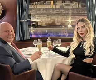 Merve Arkas ve Lucien Arkas çifti yeni yıla Paris'in Sen Nehri'nde girdi