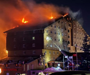 Kartalkaya'daki otel yangını soruşturmasında Bolu İl Özel İdaresi Genel Sekreteri ve yardımcısı gözaltına alındı