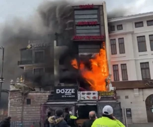 Eminönü'ndeki Mısır Çarşısı'nın yanındaki Tarihi Merfube Restoran'da yangın çıktı