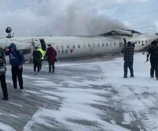 Kanada'da mucize kurtuluş, Delta Havayollarına ait uçak iniş sırasında ters döndü 