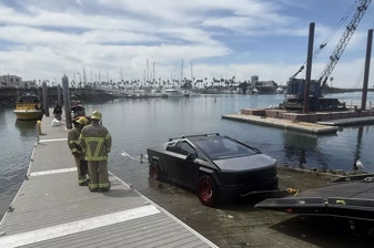 Jet skiyle beraber Tesla'yı da suya gömdü