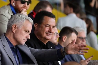 Jose Mourinho'dan Fenerbahçe Asbaşkanı Acun Ilıcalı'nın sahibi olduğu Hull City'li taraftarlara sürpriz