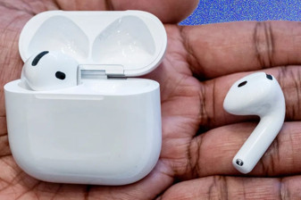 Apple AirPods'lara çeviri hizmeti geliyor: Konuşulan dili algılayarak iPhone aracılığıyla anında çeviri yapacak ve kullanıcının AirPods'una iletecek