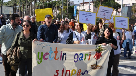 Muğla'nın Marmaris ilçesinde vatandaşlar Sinpaş'ın yapı ve iskan ruhsatı iptal edilmesine rağmen çalışmaların sürdüğü 58 yapıyı protesto etti