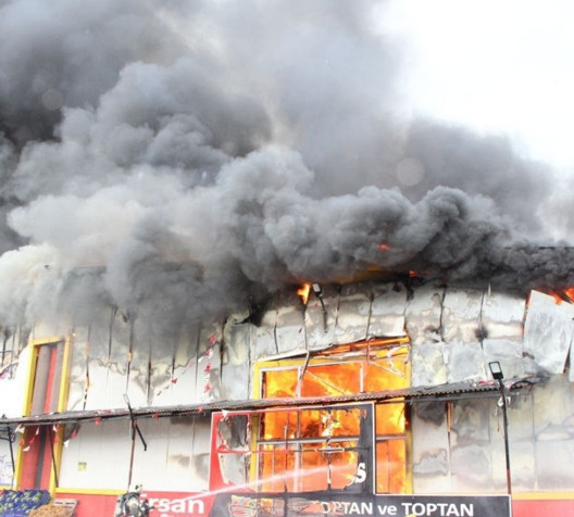 Zincir market deposu alev alev yandı