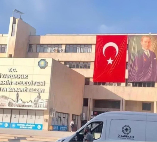 Tartışılan belediye Türk bayrağı ve Atatürk posteri astı