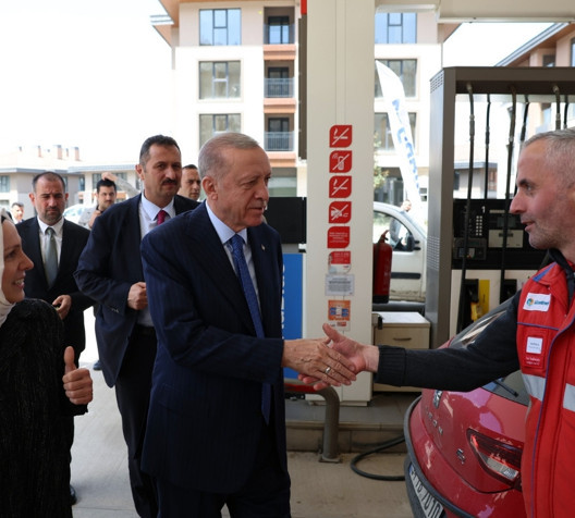 Erdoğan'dan, akaryakıt istasyonu çalışanlarına ziyaret