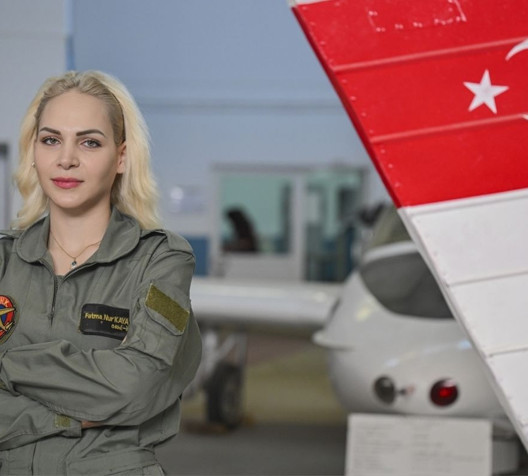 Genç kızlar uçak teknisyeni olmak için eğitim görüyor