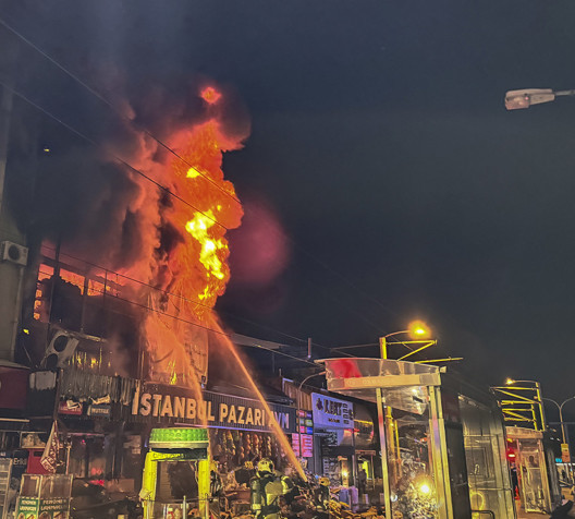 Bursa'da alışveriş merkezinde yangın:  2 otel boşaltıldı