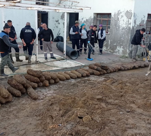 Kepçe, kanalizasyon için kazdı 50 top mermisi çıkardı