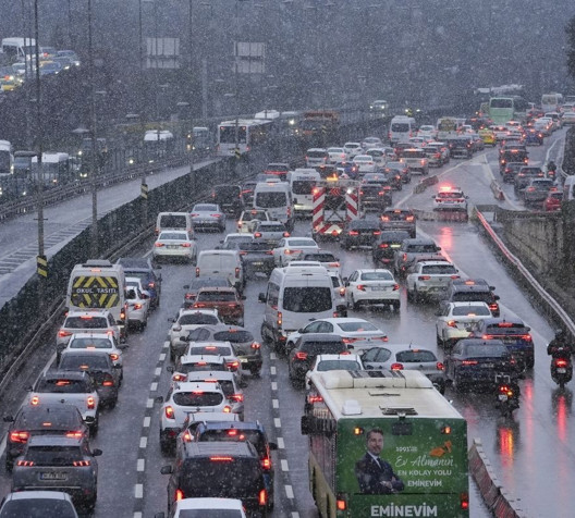 İstanbul'da kar yağışı etkisini sürdürüyor