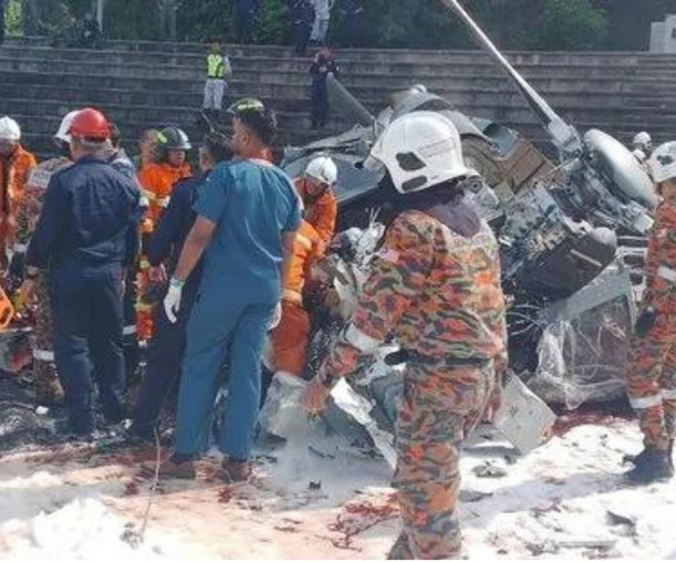 Malezya'da 2 askeri helikopter çarpıştı 10 kişi öldü