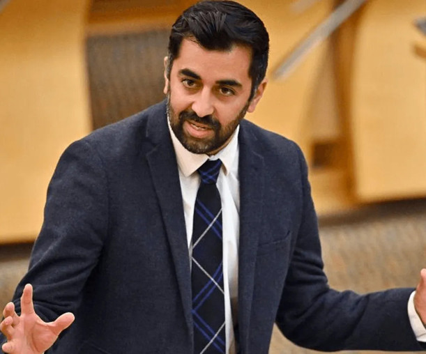 İskoçya’nın Müslüman Başbakanı Hamza Yusuf istifanın eşiğinde