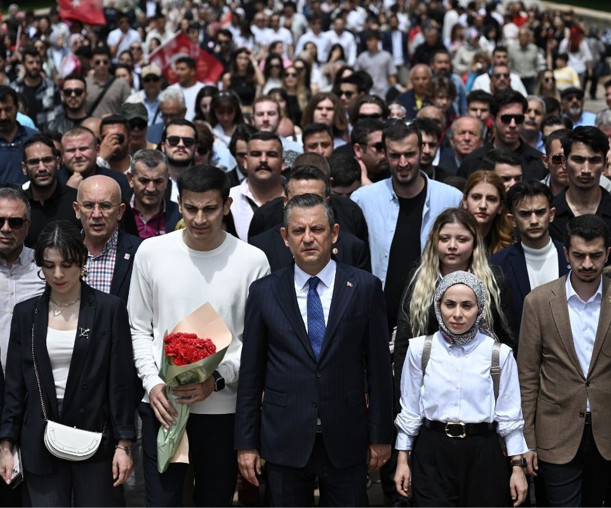 CHP Lideri Özel, Ankara'da gençlik yürüyüşüne katıldı