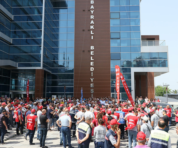 İzmir Bayraklı'da belediye işçilerinin maaş eylemi