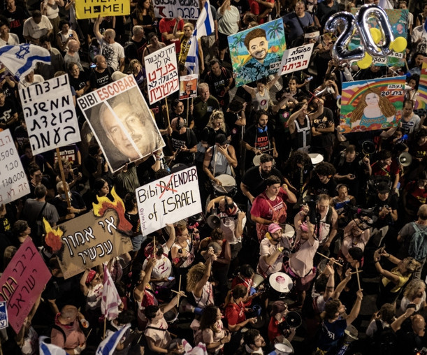 İsrail'de Netanyahu'ya istifa çağrısıyla on binler yürüdü