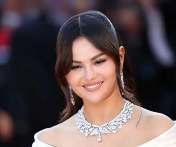 Selena Gomez 32 yaşında milyarderler kulübünde