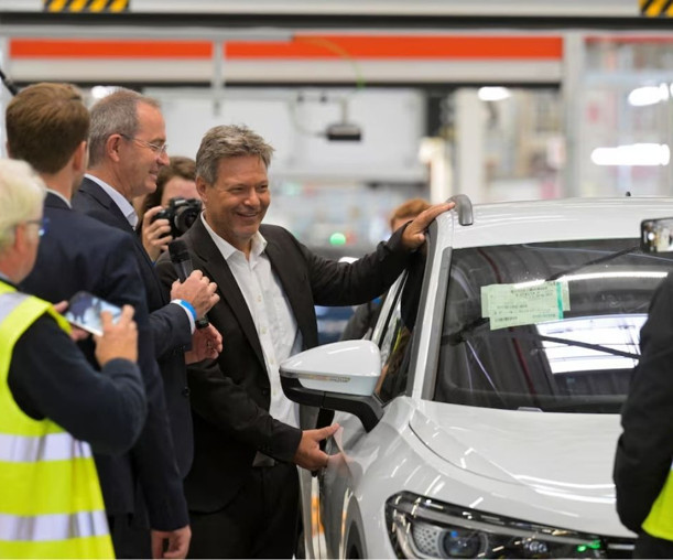 Almanya Ekonomi Bakanı Robert Habeck: Volkswagen'e tesis yoluna gitmeden maliyet azaltması için destek verebiliriz