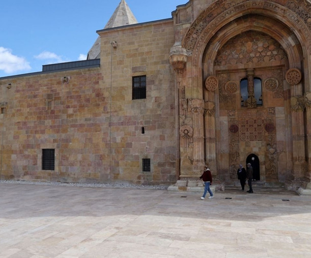 Bir dönem akıl hastalarının tedavi yeri olan Divriği Ulu Camii ve Darüşşifası'na ziyaretçi akını