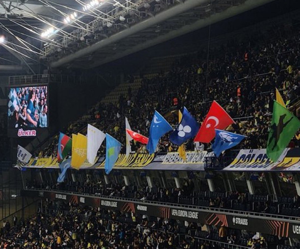 Fenerbahçe tribünleri, tarihteki 16 büyük Türk devletinin bayraklarını açtı