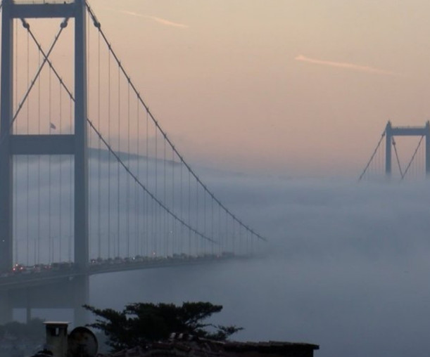 İstanbul boğazında gemi trafiğine sis engeli