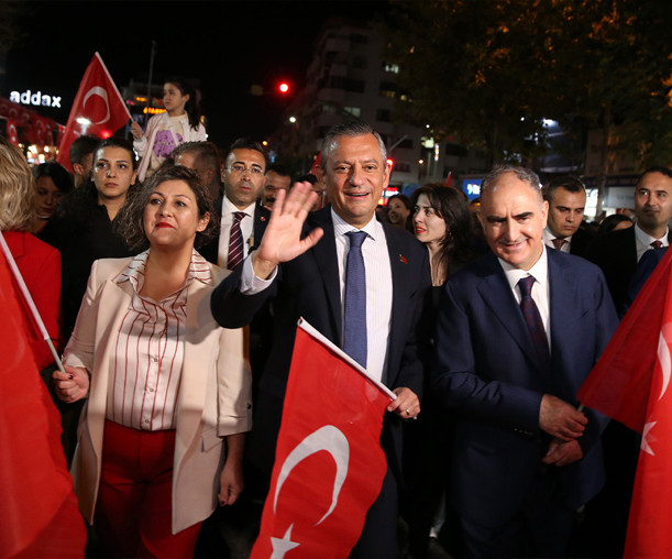 Özgür Özel, memleketi Manisa'da fener alayına katıldı