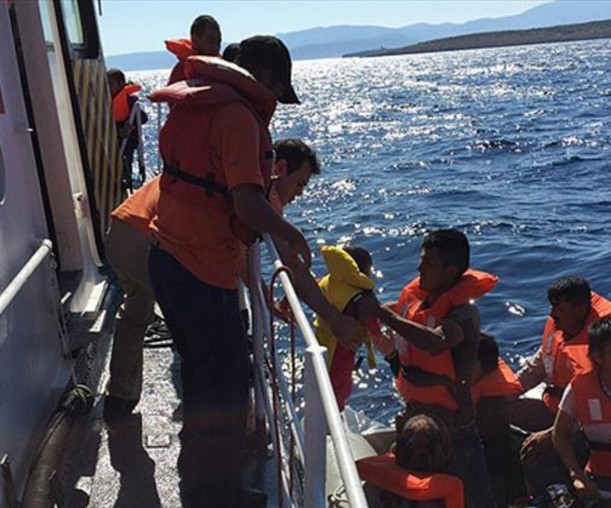 Lüks yatla insan kaçakçılığı kayalıklarda son buldu 