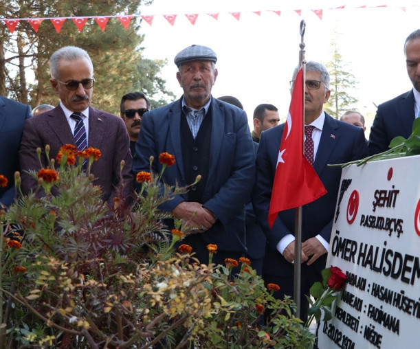 Bakan Uraloğlu'ndan Ömer Halisdemir'in kabrine ziyaret