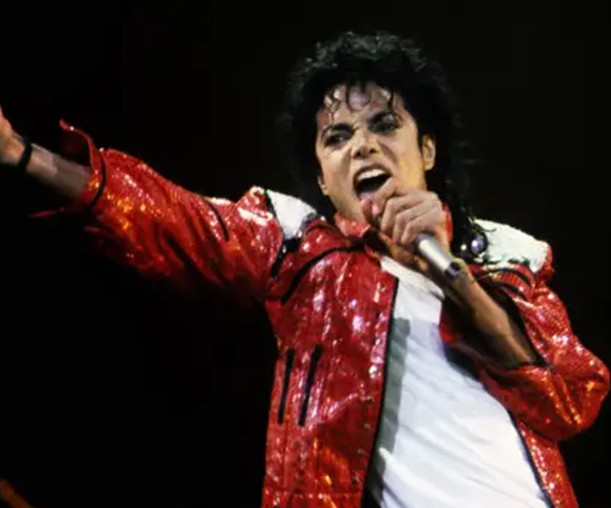 Michael Jackson’ın ikonik kırmızı ceketi 13 milyon lira bedelle açık artırmada