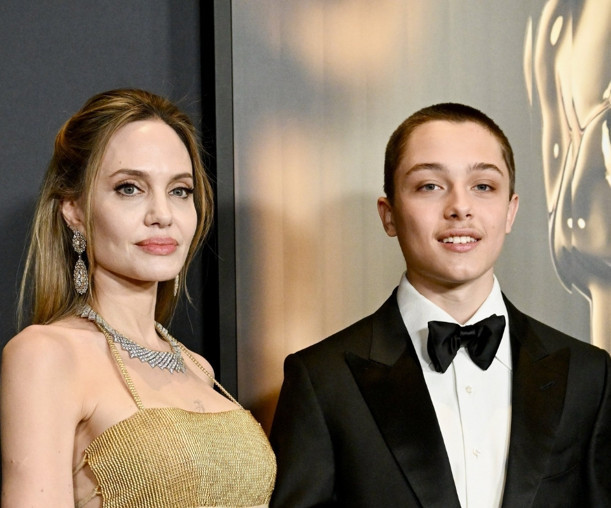 Angelina Jolie, kırmızı halıda oğlu Knox Jolie Pitt ile yürüdü