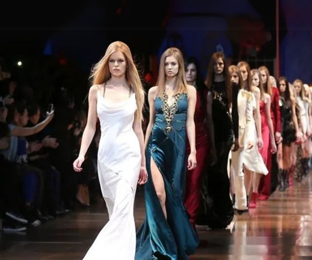 Capri, lüks markaları Versace ve Jimmy Choo’yu satışa çıkarıyor