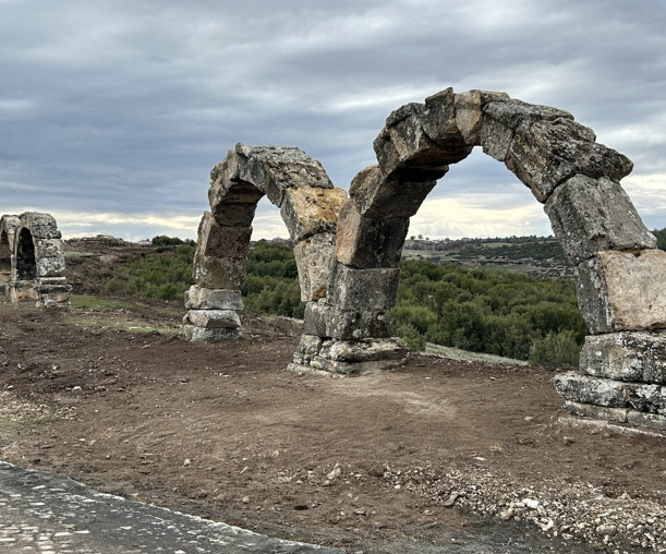 Uşak'taki Blaundos Antik Kenti'nin su kemerleri ayağa kaldırılıyor