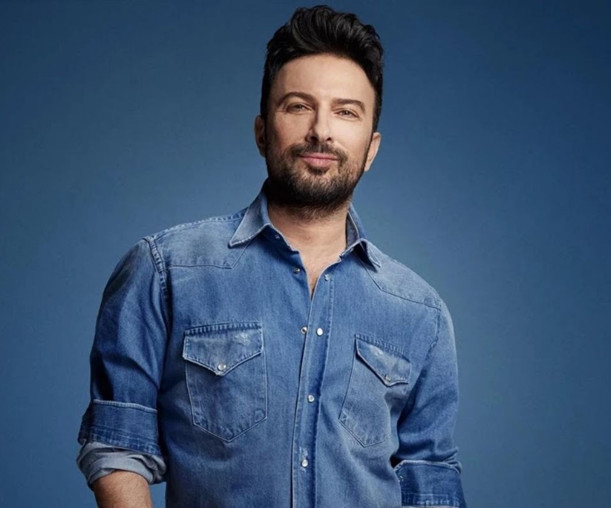 Tarkan, hayatını kaybeden Ferdi Tayfur'un Emmioğlu şarkısını seslendirdi