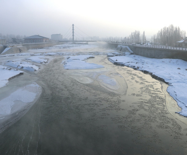 Erzurum ve Ağrı'da nehirler dondu, sarkıtlar oluştu