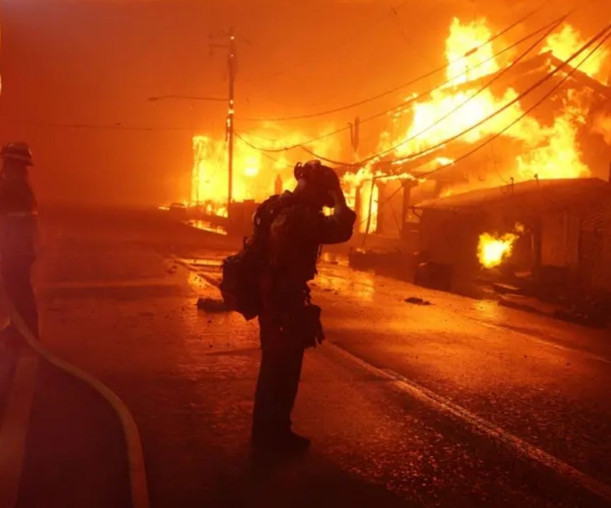 Los Angeles'ta orman yangınları: 30 bin kişi tahliye ediliyor